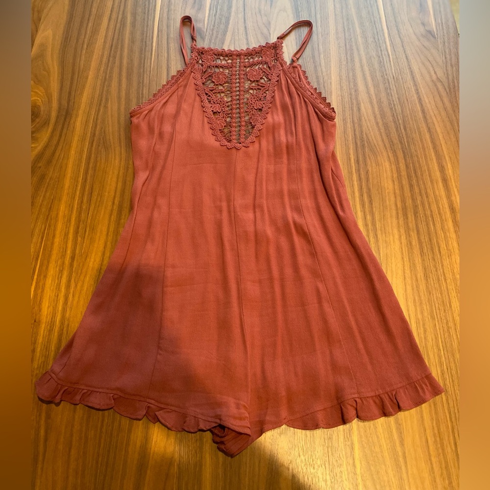 Sleeveless Romper with Lace Detail (M)